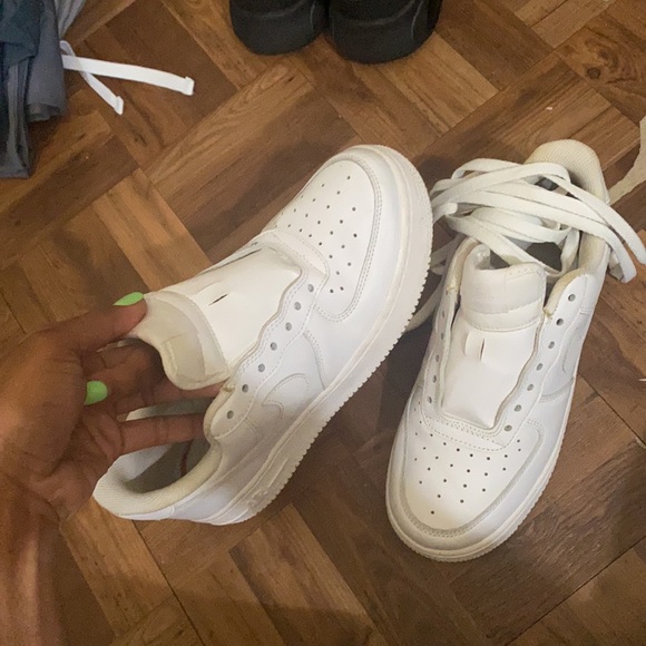 Air Force 1s size 7 in women - Picture 3 of 6